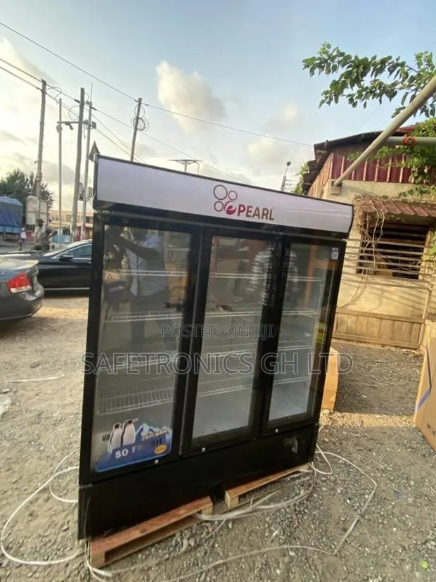 Try Massive 3 Glass Doors Pearl PVC-150 Display Refrigerator · Photo 1