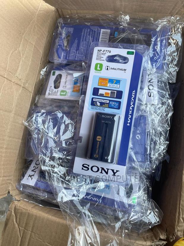 Sony F700 Batteries · Photo 1