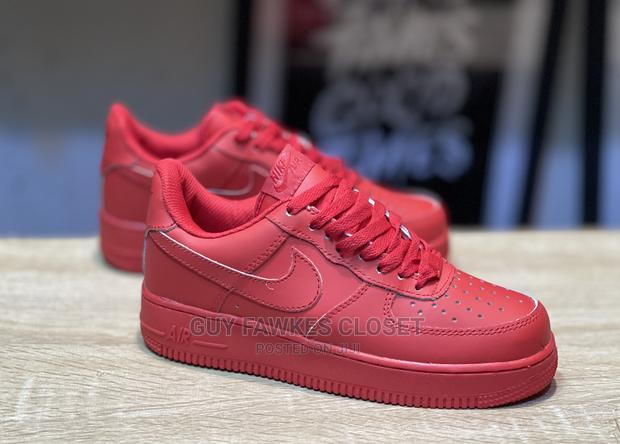 Nike Air Force 1 Triple Red · Photo 3