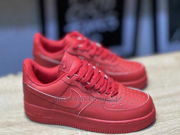 Nike Air Force 1 Triple Red · Photo 1