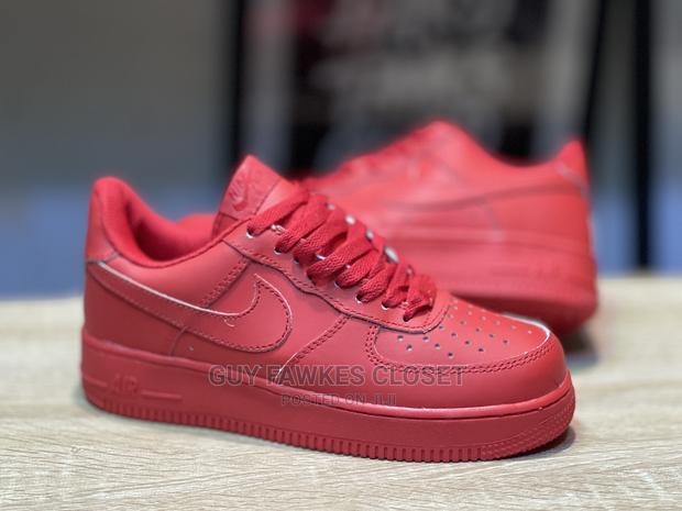 Nike Air Force 1 Triple Red · Photo 2
