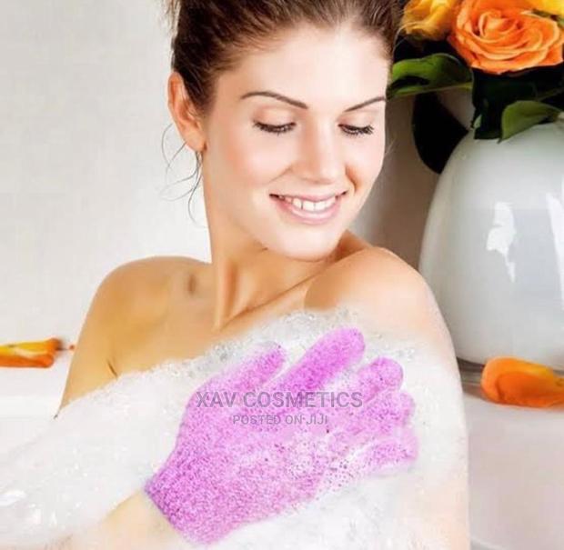 Exfoliating Gloves · Photo 2