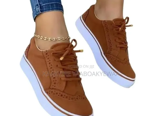 Ladies Sneakers · Photo 1