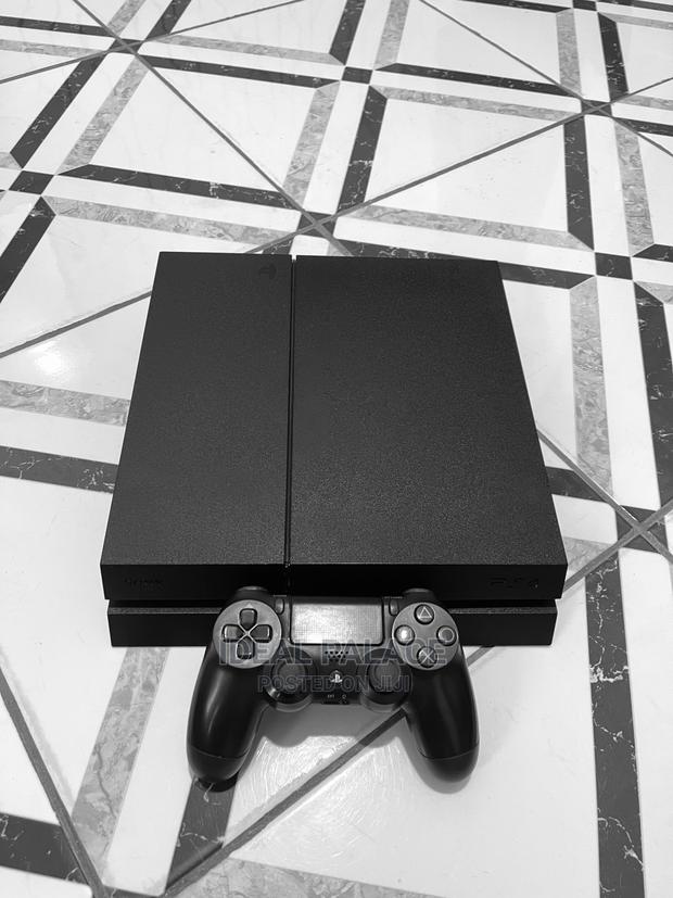 Standard Ps4 With 8 Games · Photo 4