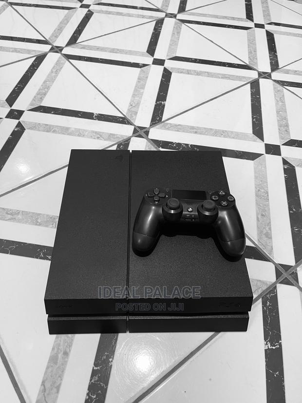 Standard Ps4 With 8 Games · Photo 2