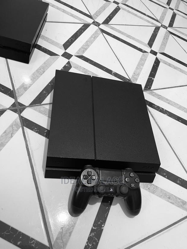 Standard Ps4 With 8 Games · Photo 5