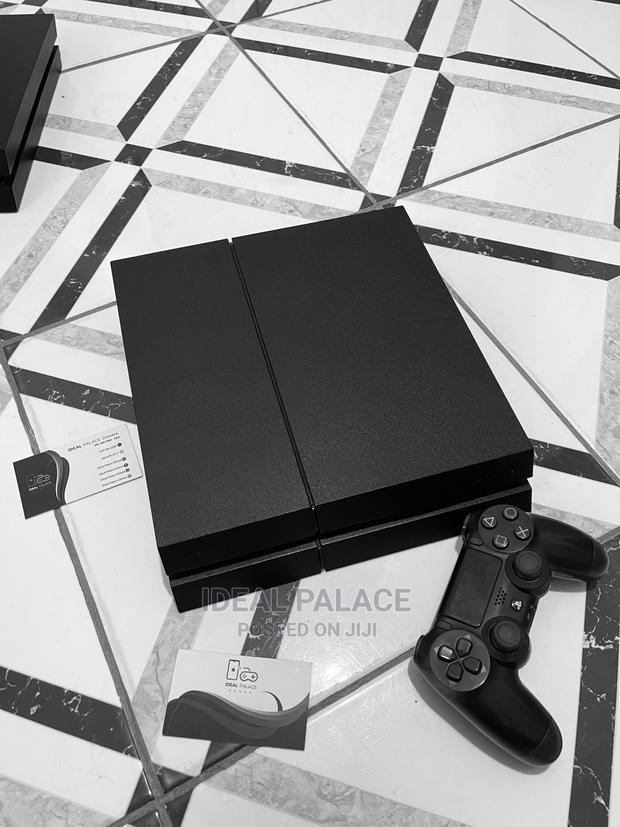 Standard Ps4 With 8 Games · Photo 1