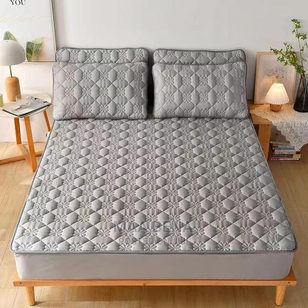 Waterproof Mattress Cover With 2 Pillowcases · Photo 1