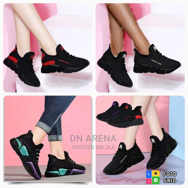 Ladies Sneakers · Photo 2