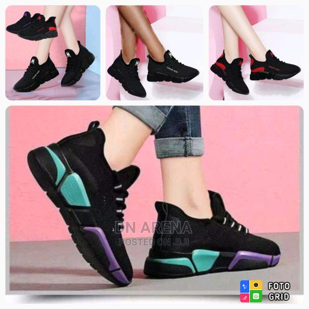 Ladies Sneakers · Photo 3