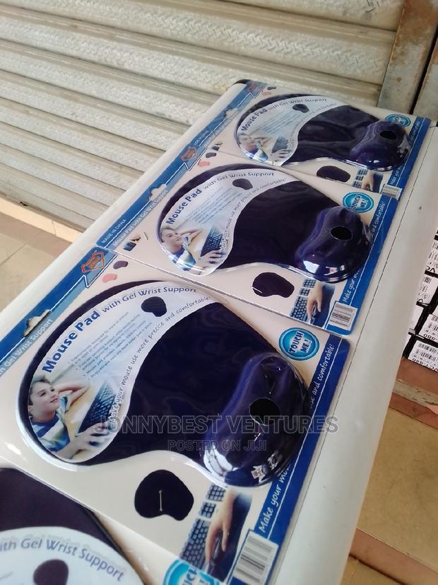 Mouse Pad With Wrist Support · Photo 2