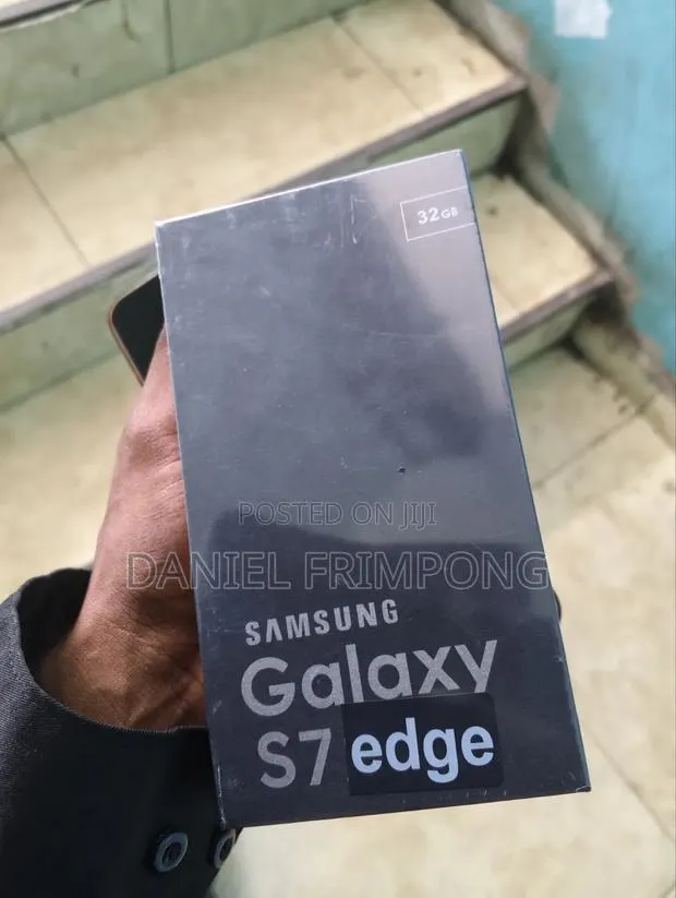 New Samsung Galaxy S7 edge 32 GB Black · Photo 1
