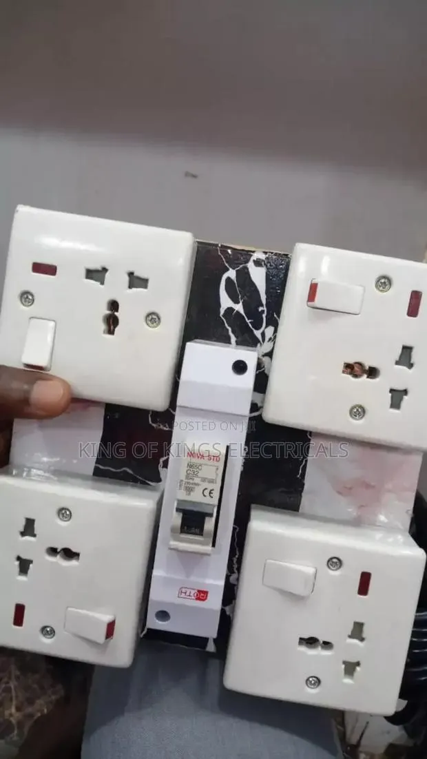 Heavy-Duty 4-Way Extension Board With Circuit Breaker Switches · Photo 1