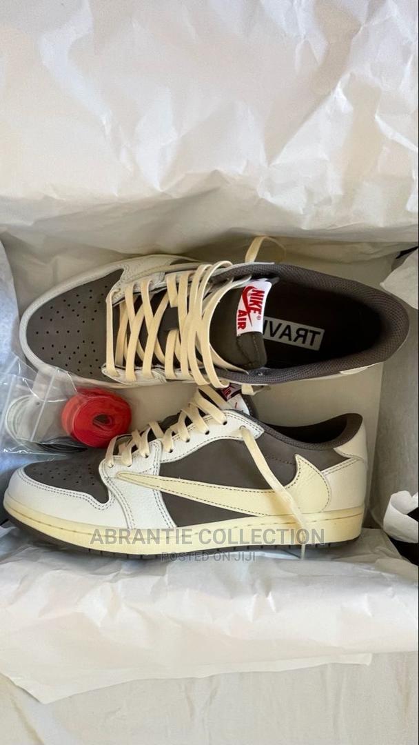 Air Jordan Retro 1 X Travis Scott Reverse Mocha · Photo 3