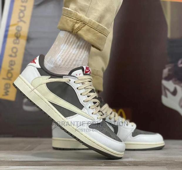 Air Jordan Retro 1 X Travis Scott Reverse Mocha · Photo 2