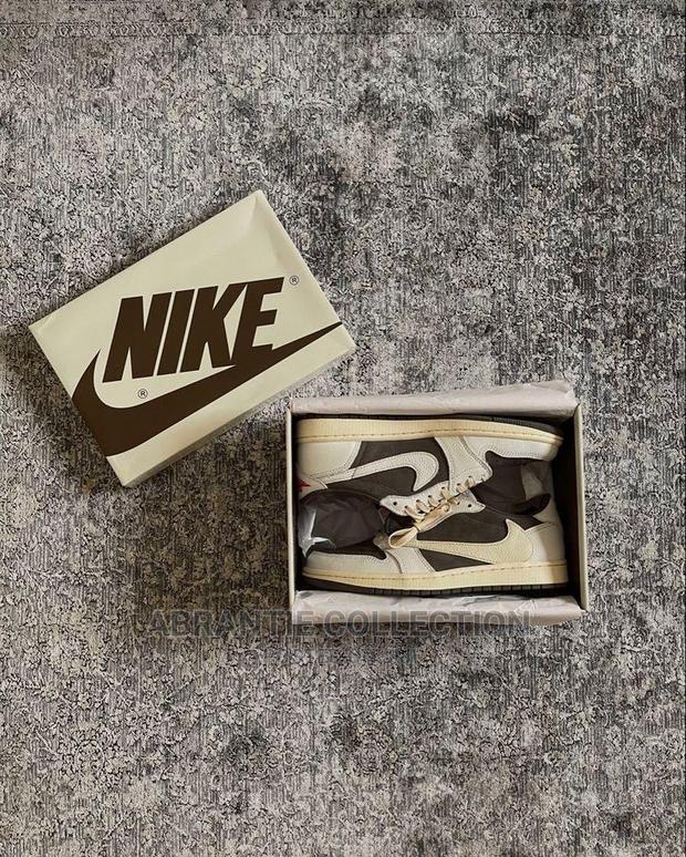 Air Jordan Retro 1 X Travis Scott Reverse Mocha · Photo 4