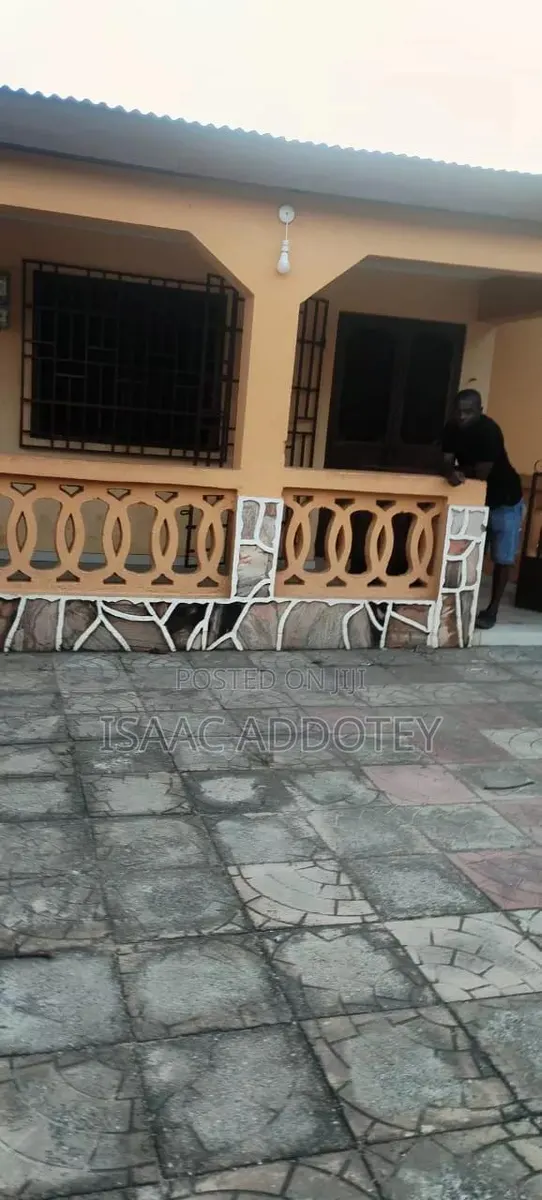 2bdrm Apartment in Sakumono, Baatsona Total for rent