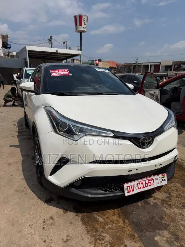 Toyota C-HR XLE Prermium FWD (2.0L 4cyl 2AM) 2018 White · Photo 1