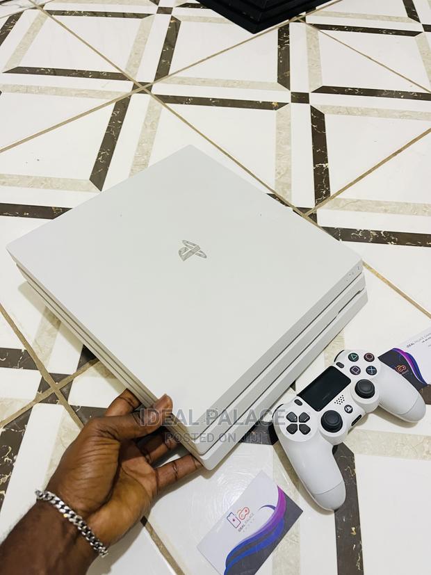 White Ps4 Pro With 5 Games · Photo 1