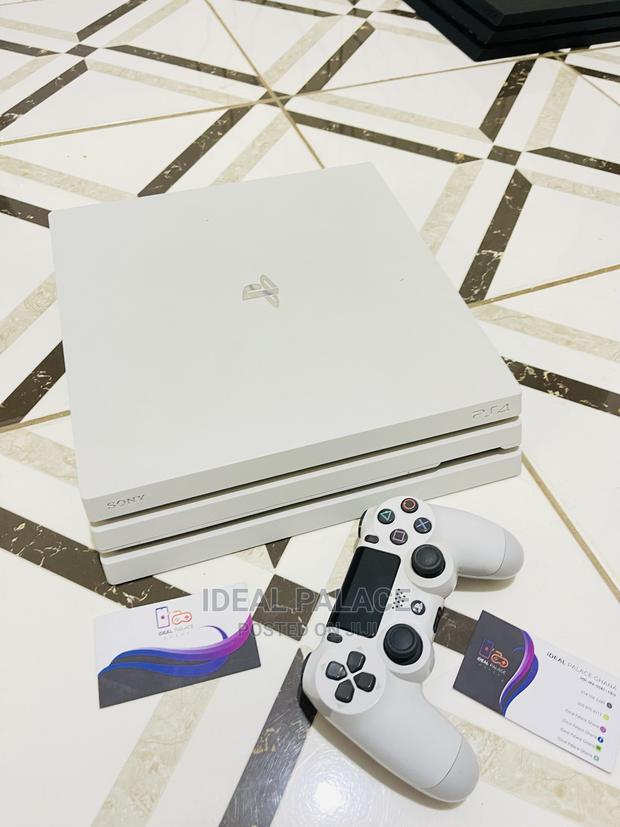 White Ps4 Pro With 5 Games · Photo 3