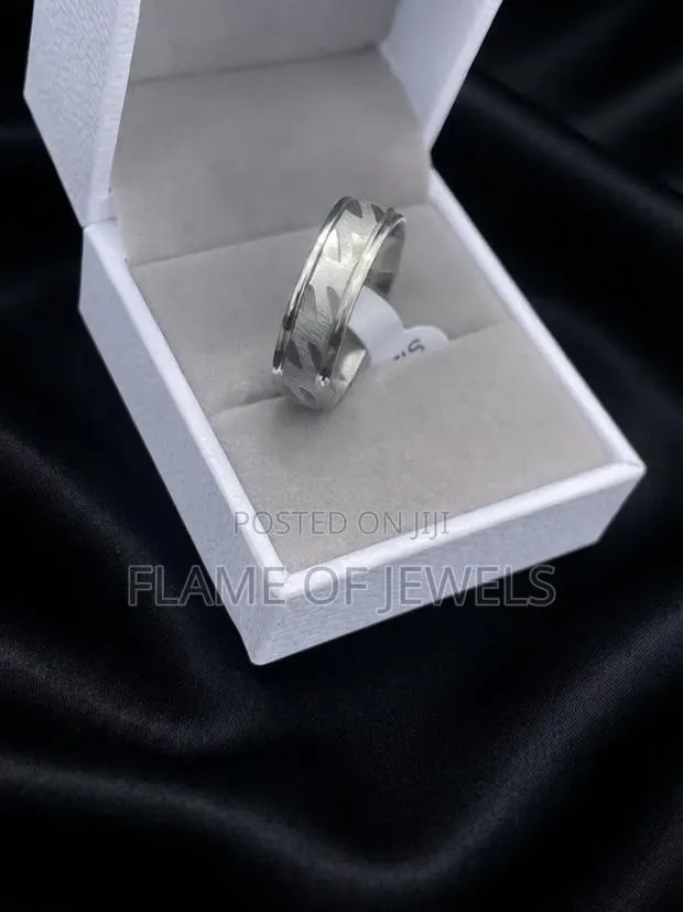 Durable Short Strip Wedding Ring · Photo 1