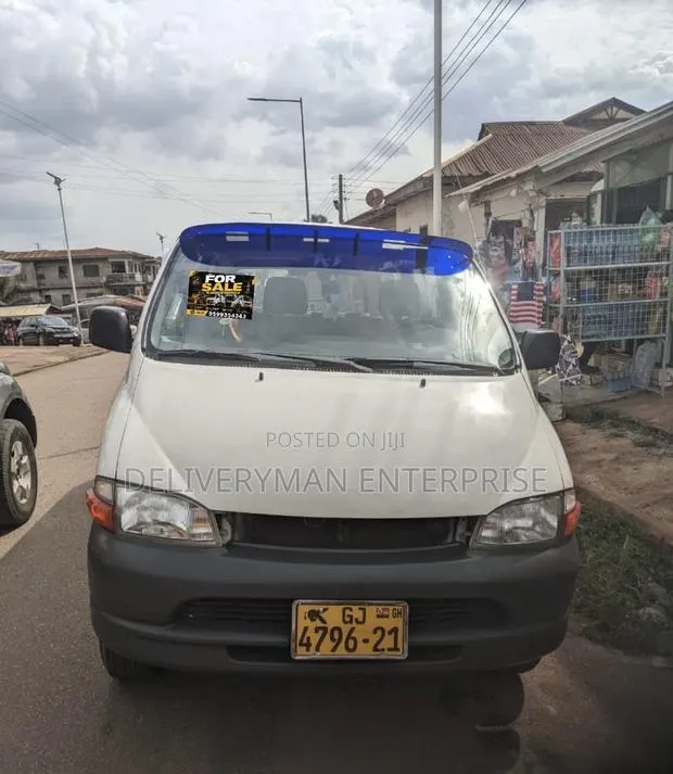 Toyota HiAce 2010 White · Photo 1