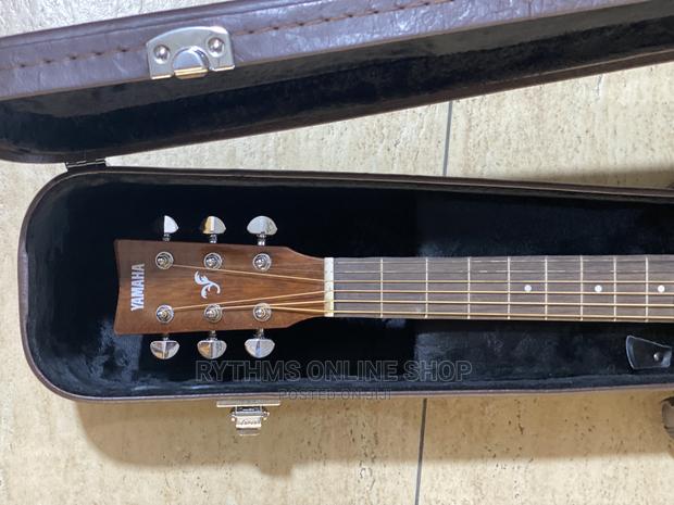 Yamaha Acoustic Guitar With Solid Leathercase · Photo 5