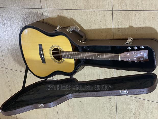 Yamaha Acoustic Guitar With Solid Leathercase · Photo 3