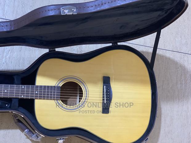 Yamaha Acoustic Guitar With Solid Leathercase · Photo 4