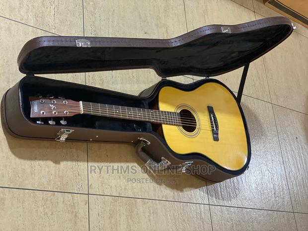 Yamaha Acoustic Guitar With Solid Leathercase · Photo 2