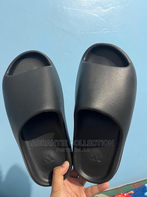 Adidas Yeezy Slides · Photo 2