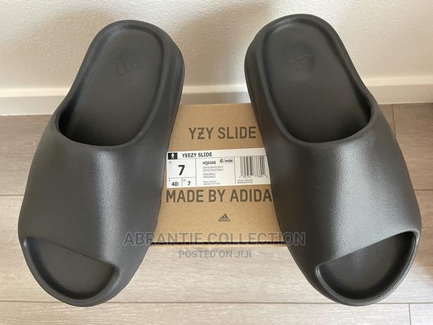Adidas Yeezy Slides · Photo 3
