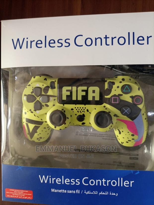 PS4 Controller With FIFA Design · Photo 1