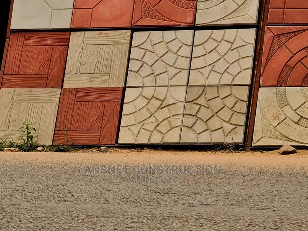 Strong Tile Layout · Photo 1