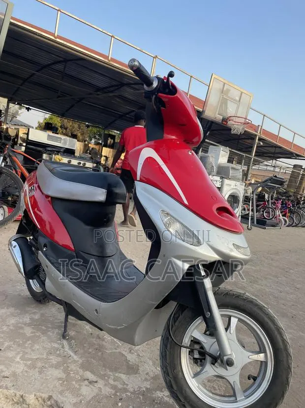 Bajaj 2022 Red · Photo 1