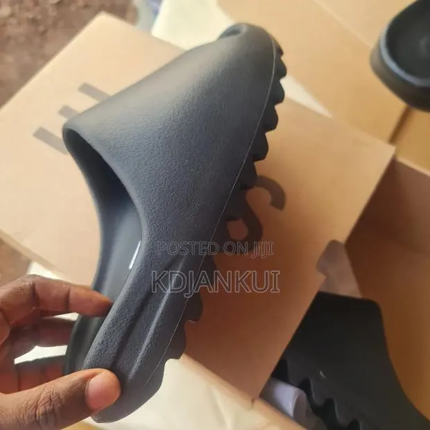 Yeezy Slides · Photo 6
