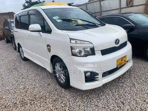 Toyota Voxy V 2WD 8-Seater 2013 White · Photo 1