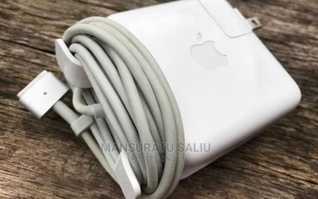 Original Macbook Pro Charger · Photo 3