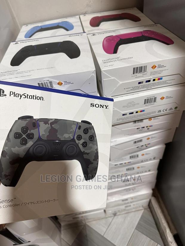 PS5 (Dualsense) Controllers · Photo 1