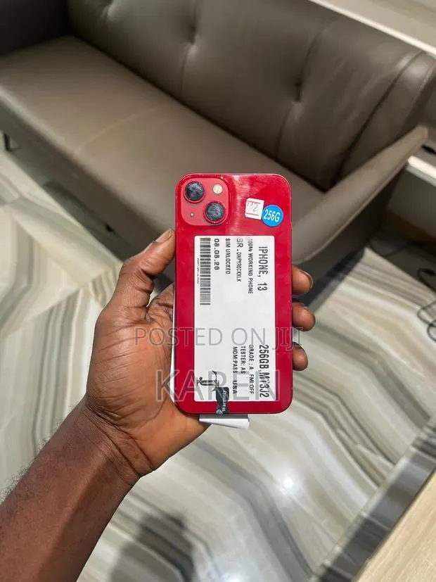 Apple iPhone 13 256 GB Red · Photo 1