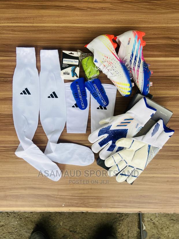 Original Set of Football Gloves and Ball at Cool Price · Photo 4