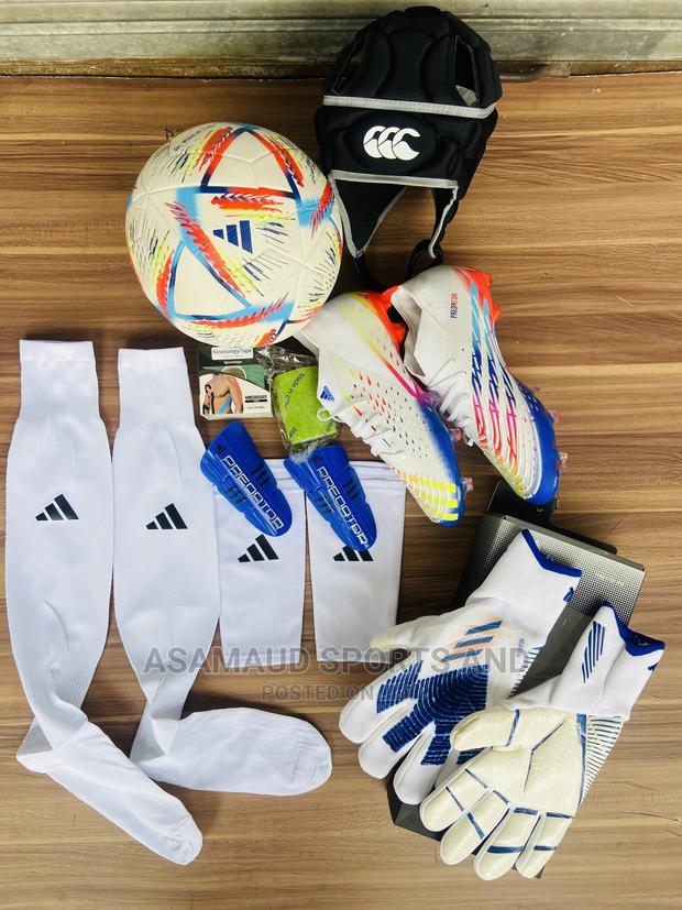 Original Set of Football Gloves and Ball at Cool Price · Photo 2