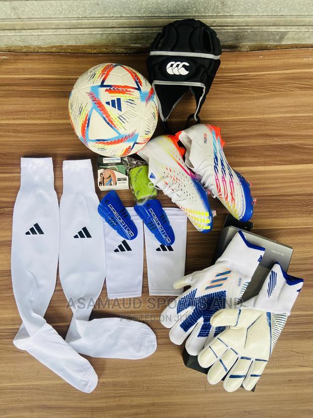 Original Set of Football Gloves and Ball at Cool Price · Photo 1