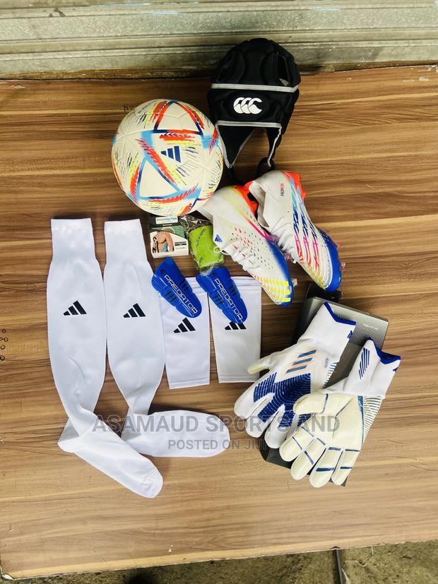 Original Set of Football Gloves and Ball at Cool Price · Photo 3