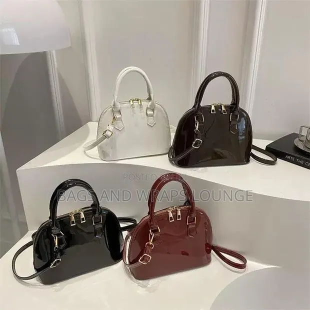 Bags and Wraps Lounge · Photo 1