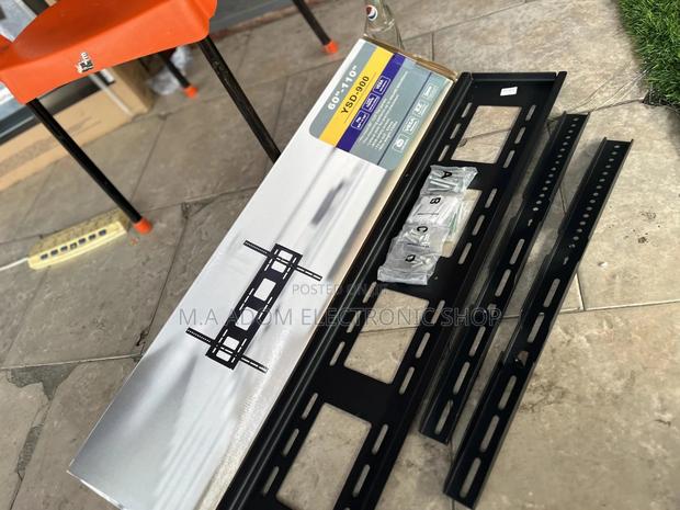32”-100” Universal Fixed Wall Mount · Photo 1