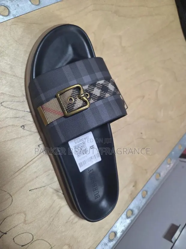 Designer Slippers Unisex · Photo 1