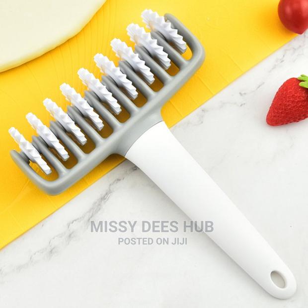 Plastic Dough Cutter · Photo 2