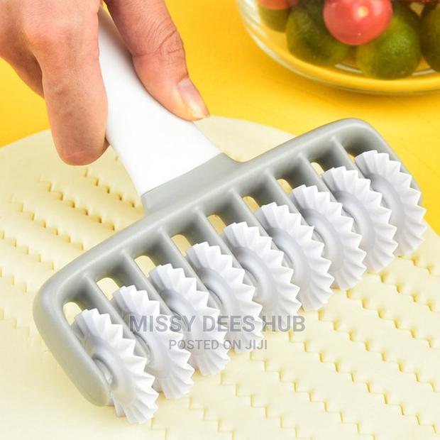 Plastic Dough Cutter · Photo 1