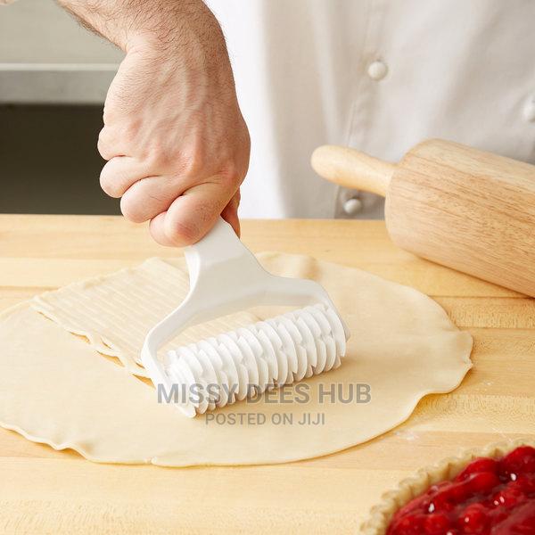 Plastic Dough Cutter · Photo 4